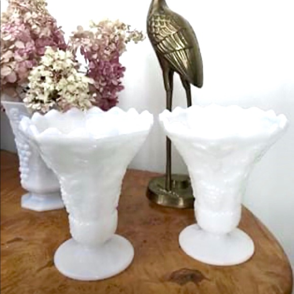 Vintage milk glass vase - Picture 1 of 5